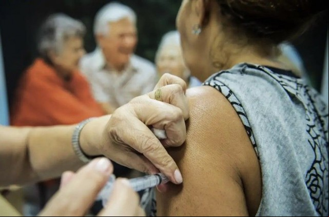 Baixa procura da vacina contra gripe dos grupos prioritários preocupa no ES